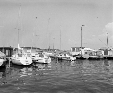 858293 Afbeelding van pleziervaartuigen op de Loosdrechtse Plassen.